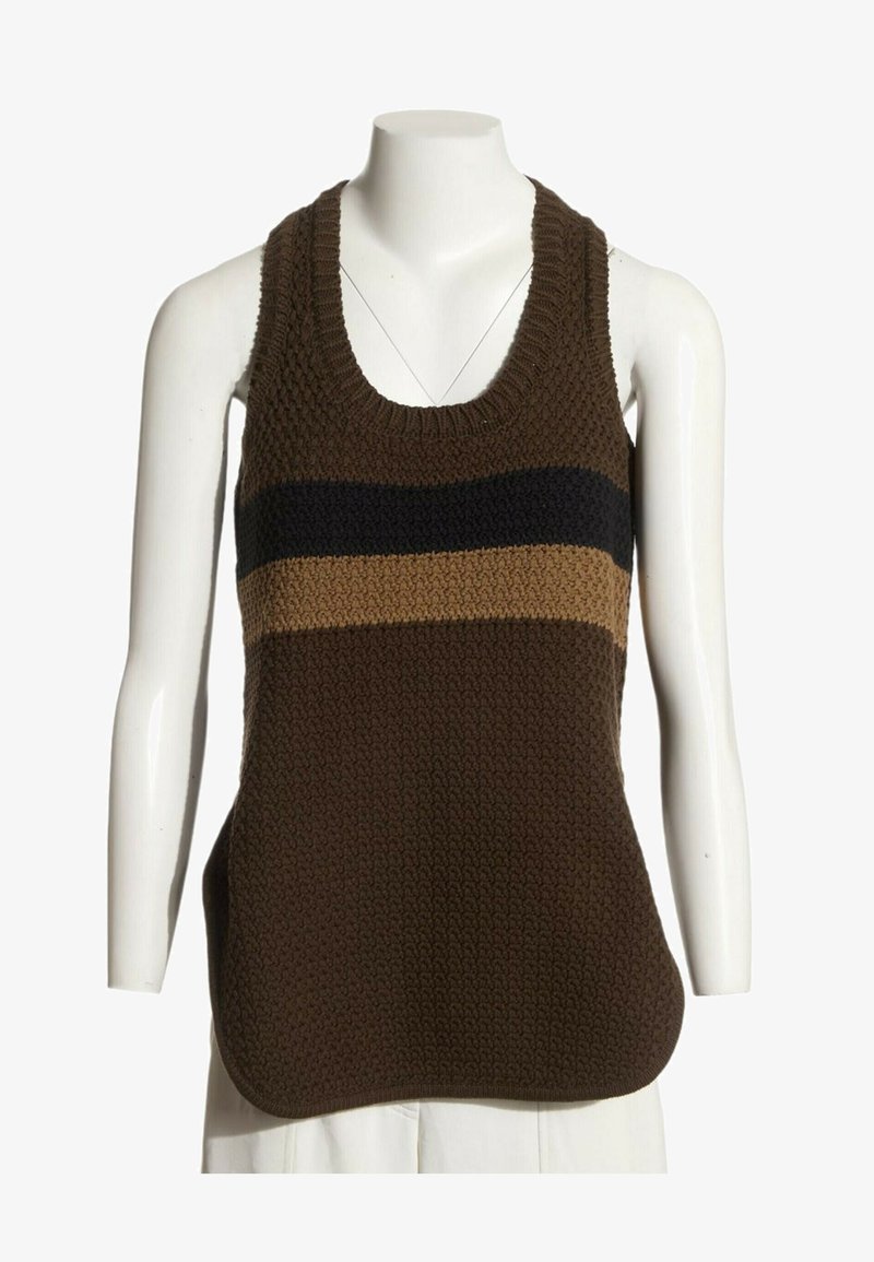 Gilet sans manches en tricot marron avec des rayures horizontales noires et beige sur la poitrine, sur un buste de mannequin blanc.