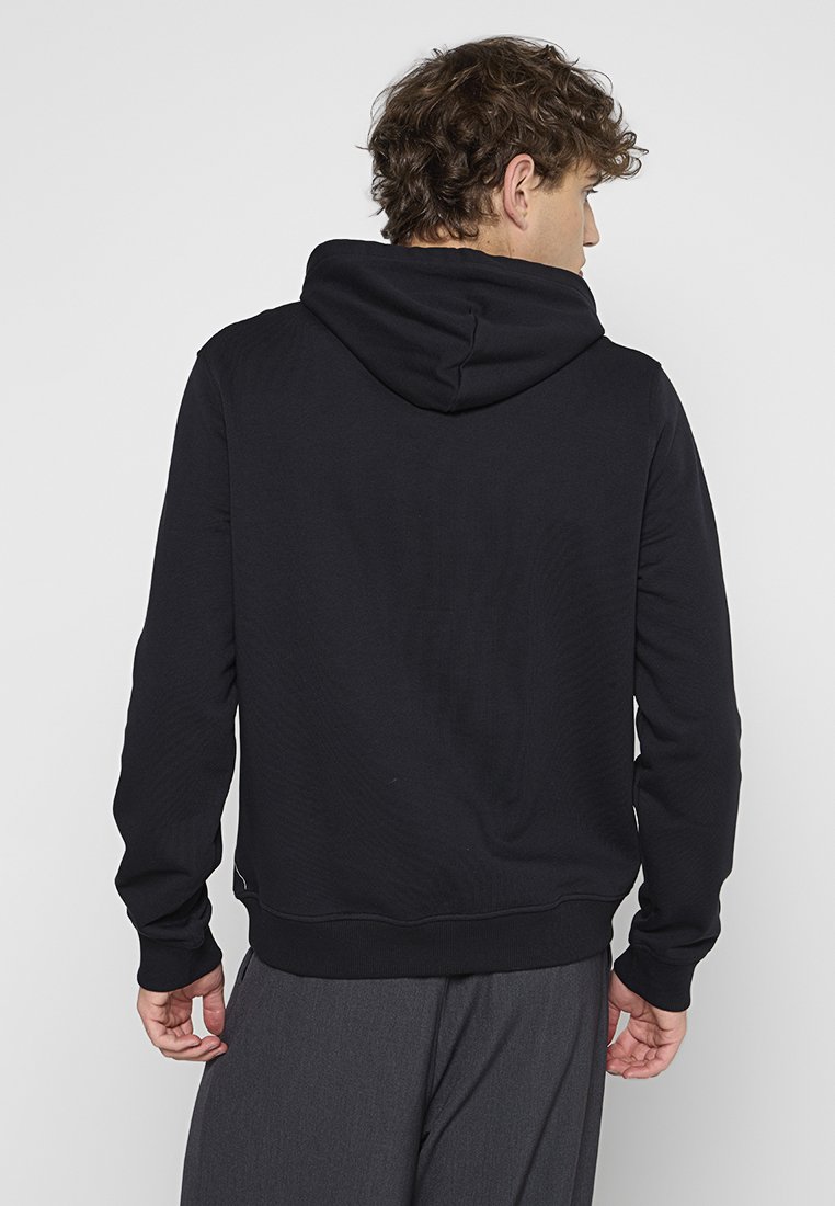 Sweatshirt à capuche noire, en tissu doux, avec des poignets et un ourlet côtelés, coupe décontractée. Doté d'une poche kangourou. Design uni, sans motifs ni logos.
