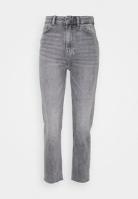 Jeans de mezclilla gris de cintura alta con tiro recto, que cuentan con bolsillos frontales y cierre de cremallera. La tela muestra una ligera textura con áreas desgastadas.