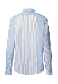 Camisa de manga larga a rayas en azul claro y blanco, con rayas verticales, collar tipo button-down y puños abotonados. Textura de tela suave.