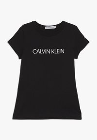 Czarny bawełniany t-shirt z krótkimi rękawami, z białym logo tekstowym "CALVIN KLEIN" na wysokości klatki piersiowej. Prosty, okrągły dekolt.