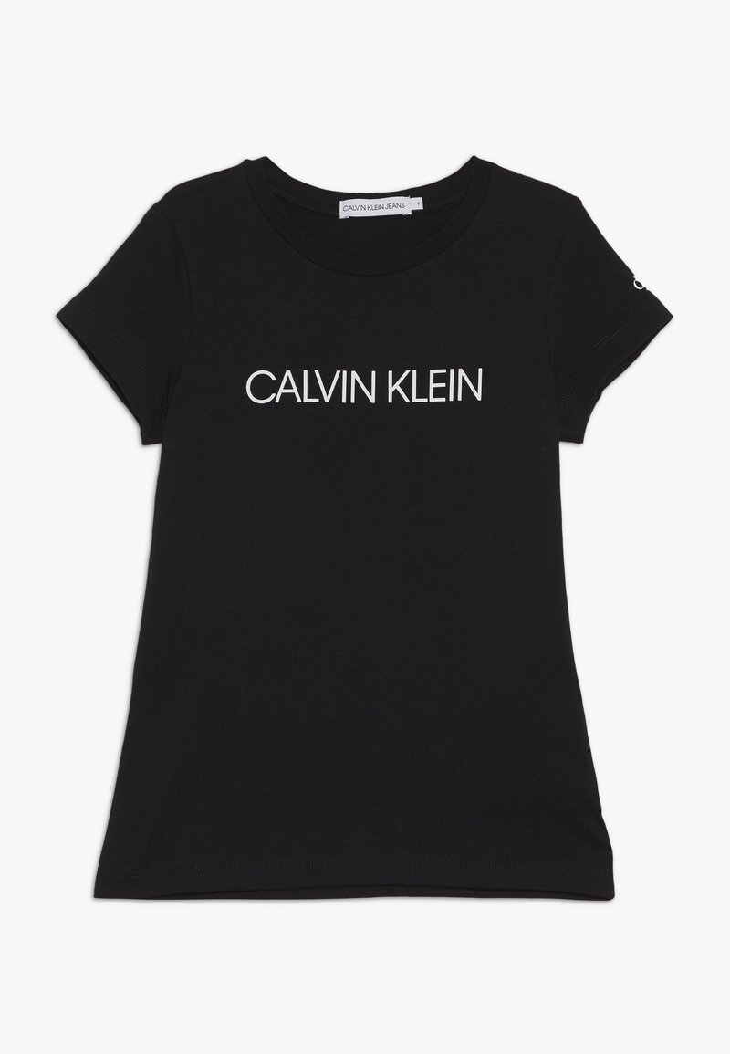 Czarny bawełniany t-shirt z krótkimi rękawami, z białym logo tekstowym "CALVIN KLEIN" na wysokości klatki piersiowej. Prosty, okrągły dekolt.