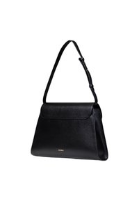 Borsa a tracolla in pelle nera lucida con una singola tracolla regolabile e chiusura a patta, con un logo sottile in oro sul davanti.