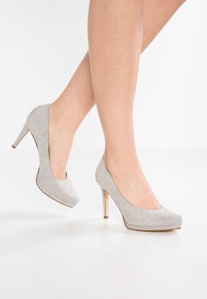 Szare zamszowe szpilki z zaokrąglonym noskiem i platformą, z złotym obcasem, na białym tle.