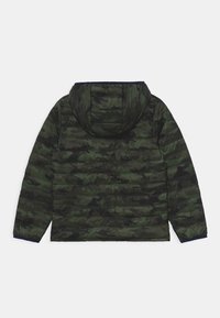 Giacca imbottita in verde scuro e motivo camouflage nero con cappuccio, caratterizzata da una texture trapuntata orizzontale e dettagli in blu navy sui polsini.