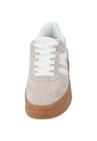 Sneaker in suede grigio chiaro con dettagli bianchi, lacci piatti bianchi, punta rotonda e suola in gomma marrone. Presenta cuciture sottili e dettagli di branding.