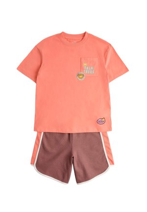 Koralfarvet t-shirt med korte ærmer med "Palm Trees" og lille solgrafik på lommen, kombineret med mauve atletikshorts med koralfarvede side-striber.