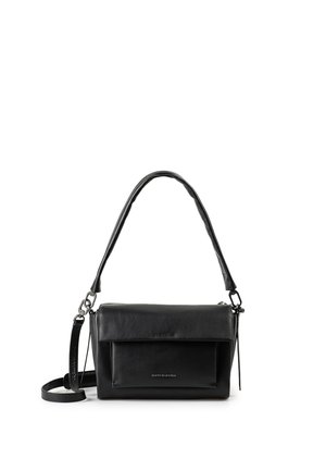 Schwarze rechteckige Ledertasche mit Klappe und Fronttasche, ausgestattet mit zwei Griffen und abnehmbarem Schulterriemen.