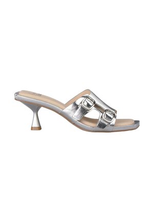 Sandales à talons métalliques argentées avec deux accents de boucle, design ouvert à l'avant et un talon conique élancé. Texture lisse et forme minimaliste.