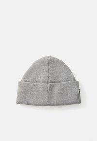 Grå strikket beanie med en opfoldelig design. Lavet af blødt stof, har vertikale ribber og inkluderer et lille logo-patch på siden.