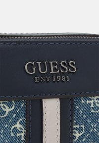 Portafoglio in pelle blu Navy con motivo in denim, caratterizzato da logo intrecciato, accenti a righe bianche e blu, e dettaglio in metallo argentato.