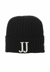 Czarna dzianinowa czapka z prążkowanym wzorem, z białym logo "JJ" z przodu. Zapewnia ciepło i dobrze przylega.