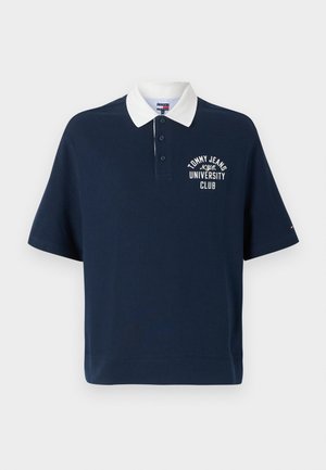Sötétkék, rövid ujjú póló, fehér gallérral, a mellkason fehér hímzett szöveggel: "TOMMY JEANS UNIVERSITY CLUB".