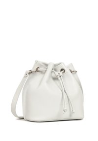 Sac seau en cuir blanc avec une finition texturée, fermeture à cordon et bandoulière réglable. Éléments en métal de couleur argent.