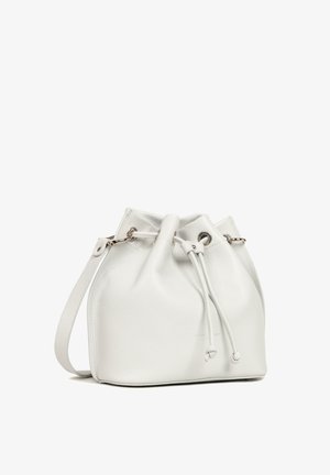 Sac seau en cuir blanc avec une finition texturée, fermeture à cordon et bandoulière réglable. Éléments en métal de couleur argent.