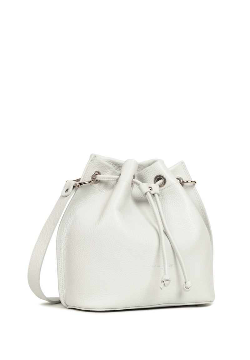 Sac seau en cuir blanc avec une finition texturée, fermeture à cordon et bandoulière réglable. Éléments en métal de couleur argent.