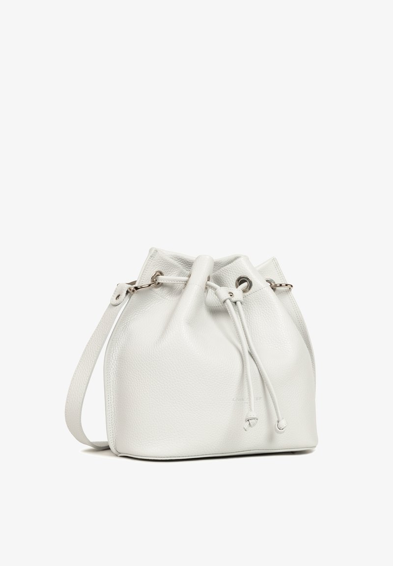 Sac seau en cuir blanc avec une finition texturée, fermeture à cordon et bandoulière réglable. Éléments en métal de couleur argent.