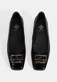 Schwarze Lackleder-Ballerinas mit quadratischer Zehenform, goldfarbener Schnalle und glattem Innenfutter mit Logo.