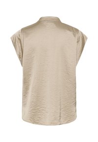 Blouse beige en satin à manches courtes, coupe ample et petit col, vue de dos.