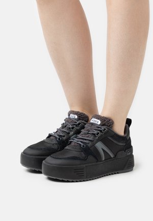 Czarne i szare sneakersy na sznurówki z teksturowaną cholewką, miękkim kołnierzem i warstwowym designem podeszwy; z szarymi akcentami i metkami z logo.