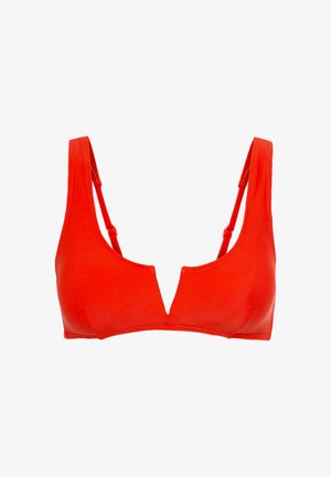 Rdeča bikinka z globokim izrezom, tankimi naramnicami, gladko teksturo in minimalnimi šivi. Brez kovinskih delov ali okrasnih poudarkov.