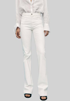 FIONA FLARED MID-RISE - Flared Jeans - white