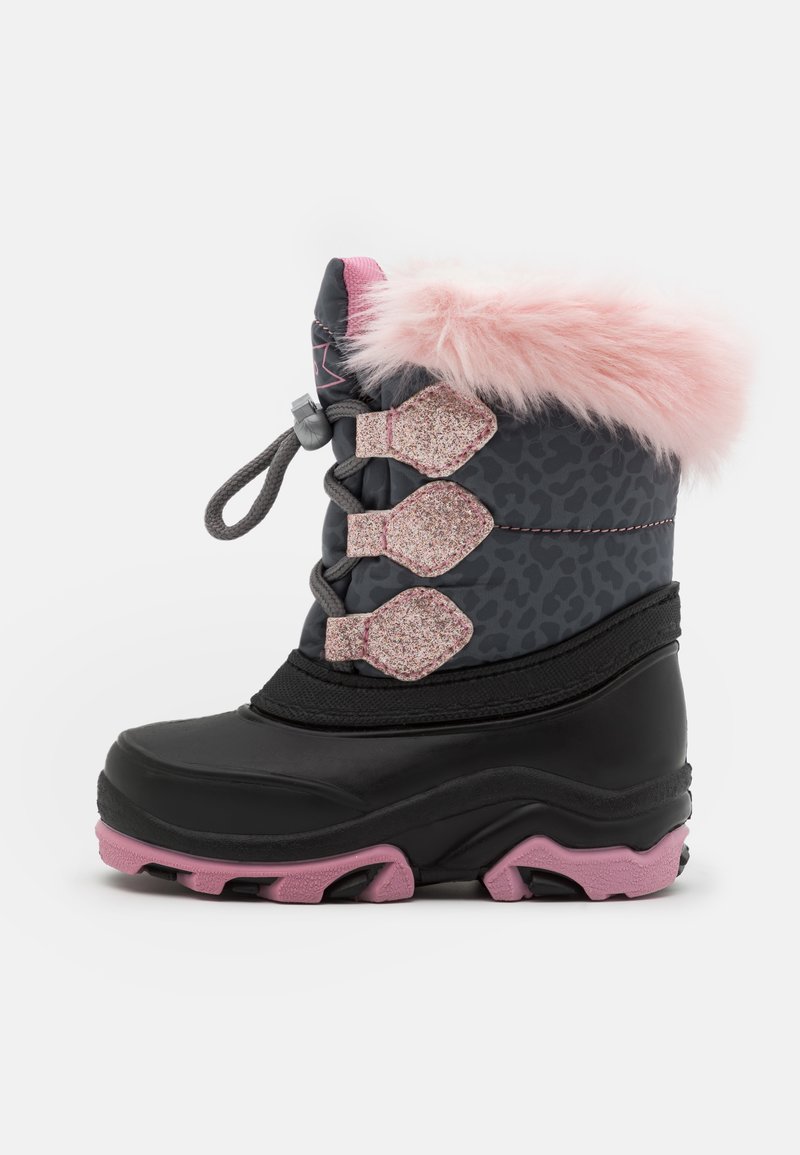 Bottes d'hiver avec une base en caoutchouc noir, tige en tissu gris arborant un imprimé léopard, bord en fausse fourrure rose et trois sangles grises scintillantes.