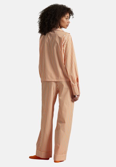 Paski pomarańczowo-białe piżamowe zestawienie z koszulą zapinaną na guziki i szerokimi spodniami. Charakteryzuje się fakturowaną tkaniną i klasycznym kołnierzykiem.