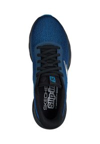 Zapatillas slip-on de Skechers con una parte superior de malla texturizada en azul marino, cordones negros y una plantilla acolchada negra con el logotipo de la marca.