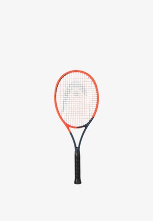 Racchetta da tennis con telaio arancione e nero, impugnatura nera e corde sintetiche con logo nero nella superficie delle corde.