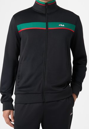 Veste de survêtement noire zippée avec des rayures vertes et rouges sur la poitrine et le col, arborant un petit logo FILA blanc sur la poitrine.