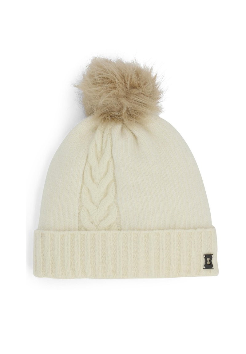 Crème gebreide beanie met een gemarmerd kabelpatroon en een nep-vacht pompon bovenop. Voorzien van een geribbelde boord en een klein zwart logo-accent.