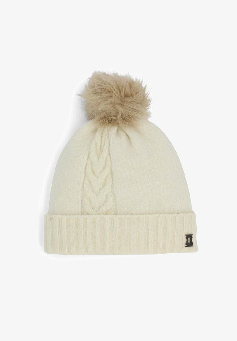 Crème gebreide beanie met een gemarmerd kabelpatroon en een nep-vacht pompon bovenop. Voorzien van een geribbelde boord en een klein zwart logo-accent.