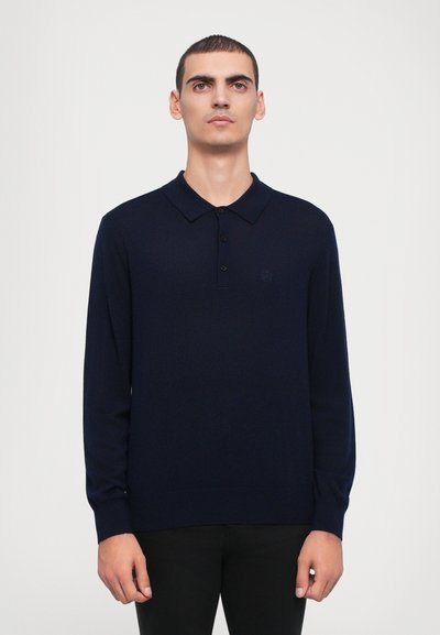 Marineblå langærmet polo-shirt i blødt strikmateriale med krave, tre-knaps placket og diskret broderet logo på brystet.