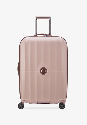 Valigia rigida di colore rosa chiaro con una superficie texturizzata. Caratterizzata da un manico estraibile, doppie ruote e un accento a forma di logo circolare.