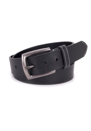 Zwarte leren riem opgerold met zilverkleurige metalen gesp en witte stiksels op lus en punt, geïsoleerd op witte achtergrond.