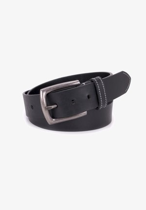 Zwarte leren riem opgerold met zilverkleurige metalen gesp en witte stiksels op lus en punt, geïsoleerd op witte achtergrond.