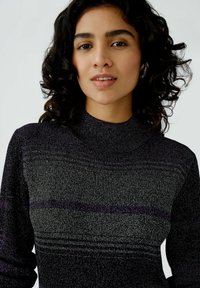 Dunkellila Strickrollkragenpullover mit strukturiertem Muster. Verfügt über lange Ärmel und ein dezentes Streifenmuster in verschiedenen Schattierungen.