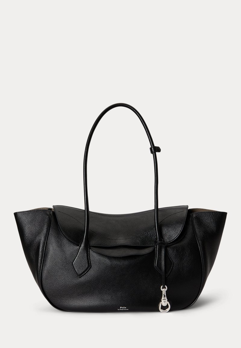 Bolso de mano negro de cuero con asas superiores curvadas, alas laterales, detalle de solapa frontal y un pequeño broche plateado colgando de una de las asas.