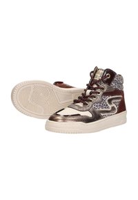 Hoogtop sneakers gemaakt van gemengde materialen in metallic brons, bruine suède en dierenprint. Voorzien van een witte rubberen zool en contrasterende veters.