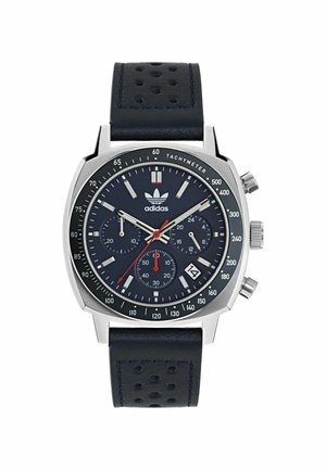 Montre en acier inoxydable argenté avec un cadran bleu marine, dotée de sous-cadrans chronographe, d'un affichage de date et d'un bracelet en cuir perforé bleu marine.