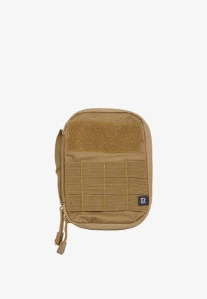 Tan taktisk pose med en teksturert overflate, borrelåsfeste øverst, og rutet webbing for festeanordninger. Har doble glidelåzhåndtak.