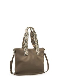 Borsa a mano in pelle marrone con manici in tessuto decorato. Presenta una finitura testurizzata, una chiusura con zip e una tracolla rimovibile.