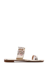 Sandalo piatto dorato con suola piatta, caratterizzato da una larga fascia decorata con un motivo floreale di strass trasparenti e rosa.