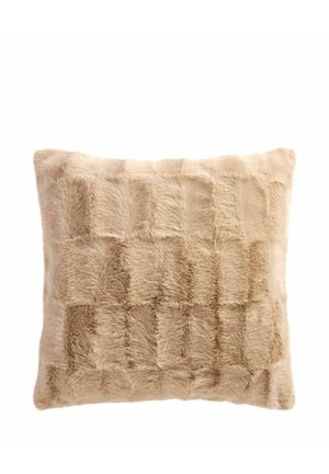 Quadratisches beige Fellkissen mit weichem kariertem Muster und plüschiger Textur auf weißem Hintergrund.
