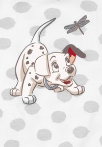 Cucciolo di dalmata in stile cartone animato su uno sfondo grigio chiaro a pois, in una posa giocosa, con un orecchio accentato di rosso e un collare blu.