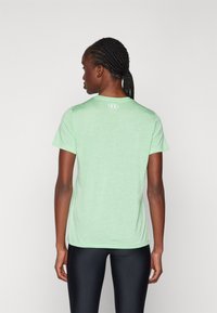 Under Armour TECH TWIST - T-skjorte til trening - matrix green/white