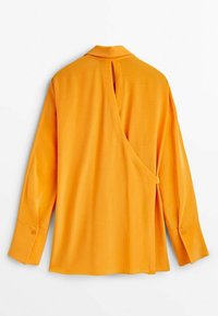 Orange Bluse mit langen Ärmeln, Schlitzöffnung hinten und lockerem Fall. Glatte Textur mit geknöpften Manschetten, minimalistisches Design.