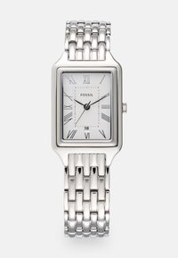 Montre-bracelet rectangulaire en argent avec des chiffres romains, cadran blanc et bracelet en maille acier inoxydable. Présente un affichage de la date à 6 heures.