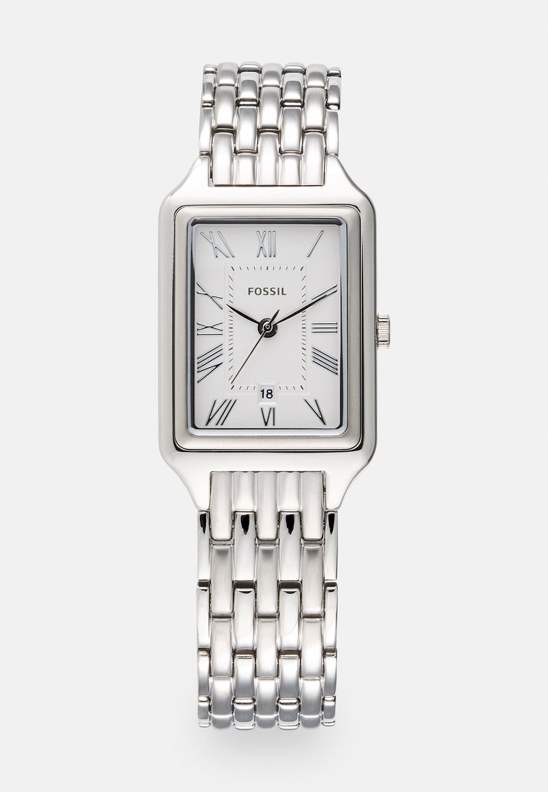 Montre-bracelet rectangulaire en argent avec des chiffres romains, cadran blanc et bracelet en maille acier inoxydable. Présente un affichage de la date à 6 heures.